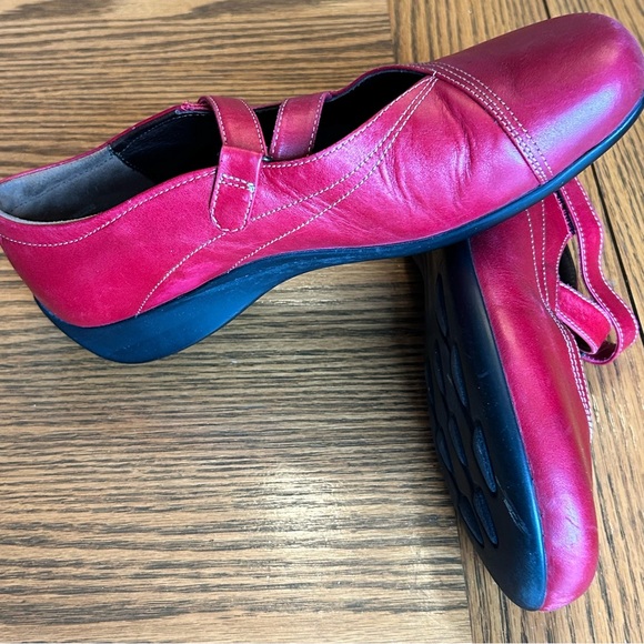 Wolky Women’s Red Leather Mary Jane Flats Adjustable Strap Size EU 41 - Picture 9 of 13